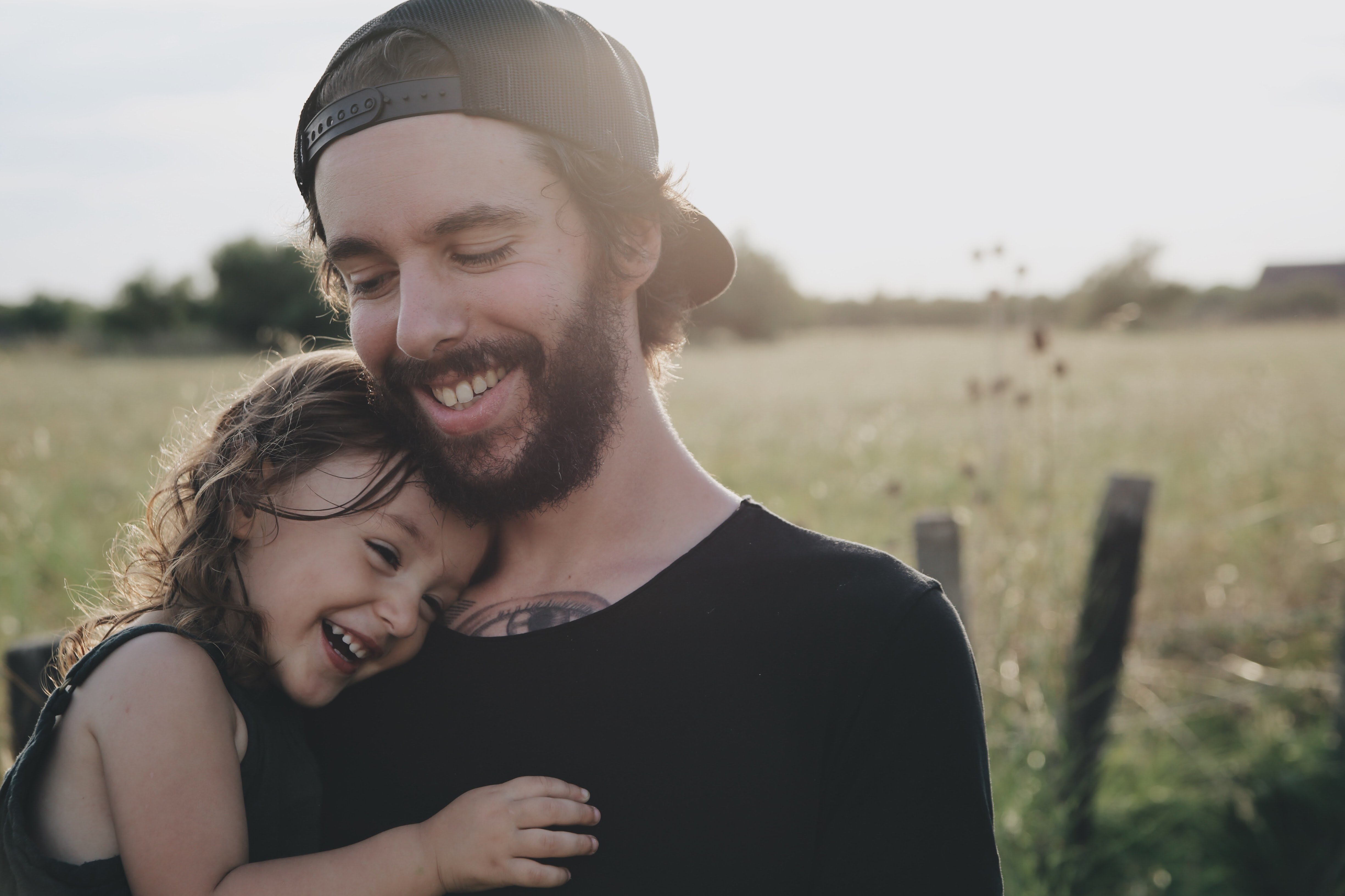 Un joven padrese abraza con su hija / Unsplash