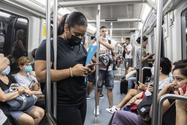 Metro mascareta gent / Foto: Montse Giralt