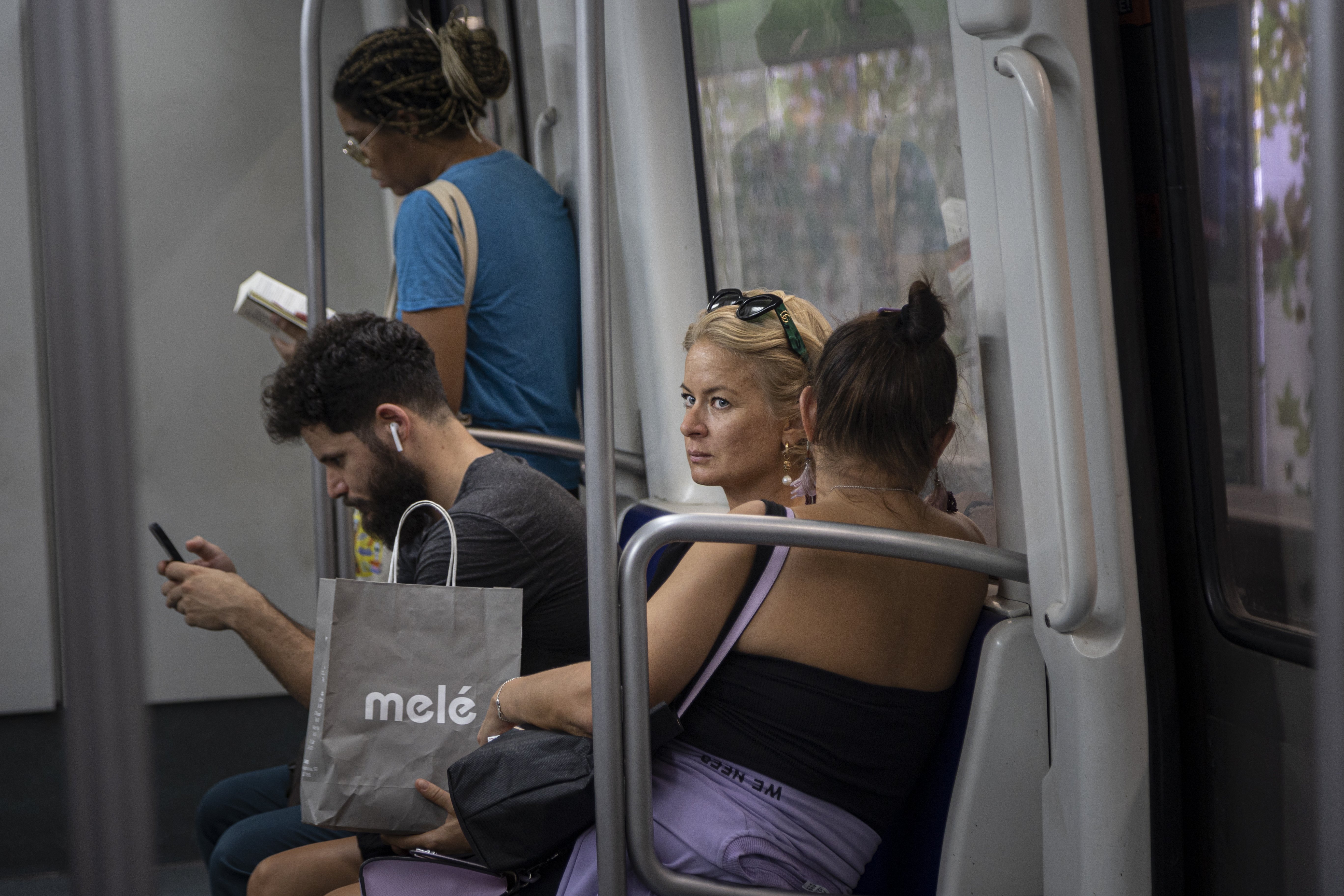 La mascarilla se desvanece del metro: "Ya no tiene sentido", "Si la pedimos, nos insultan"