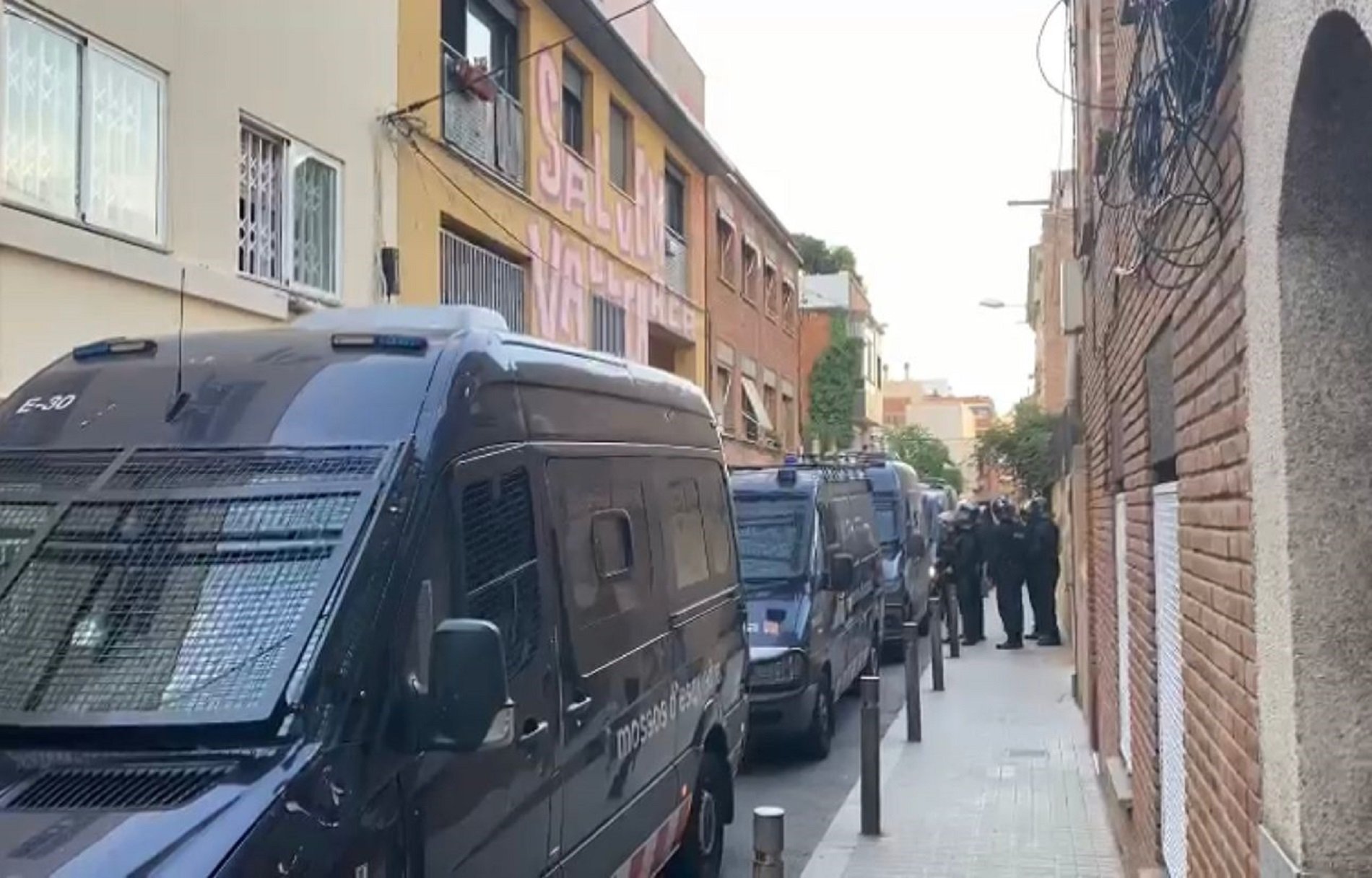 Operativo de los Mossos d'Esquadra en Vallcarca para desalojar un bloque okupa | VÍDEO