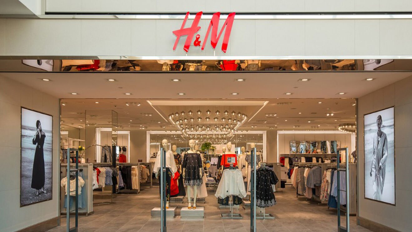 Llega a H&M la chaqueta puffer roja que está conquistando a las expertas en moda