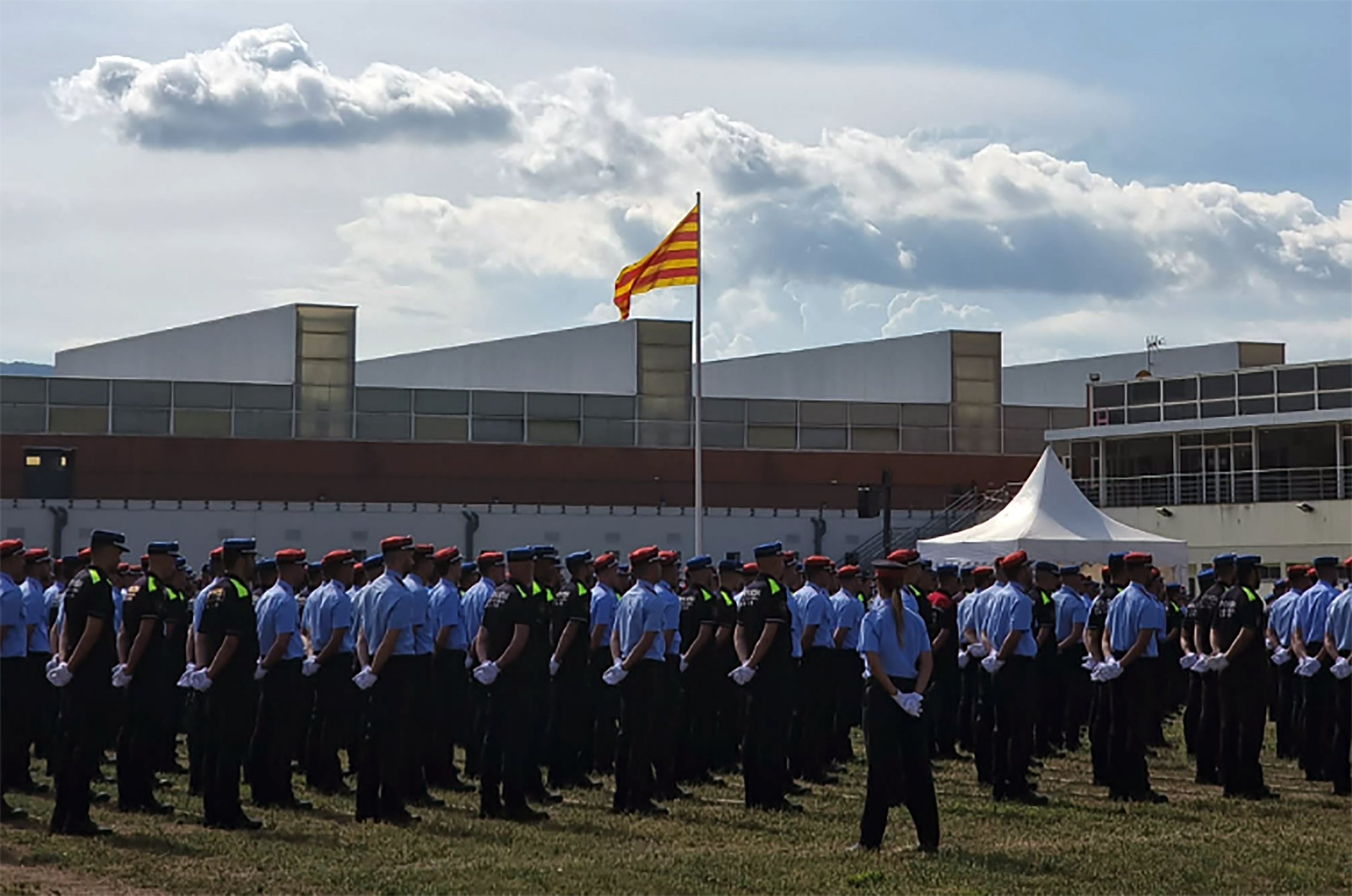 Més Mossos: 416 nous agents de la policia catalana llancen la gorra i surten al carrer | VÍDEO