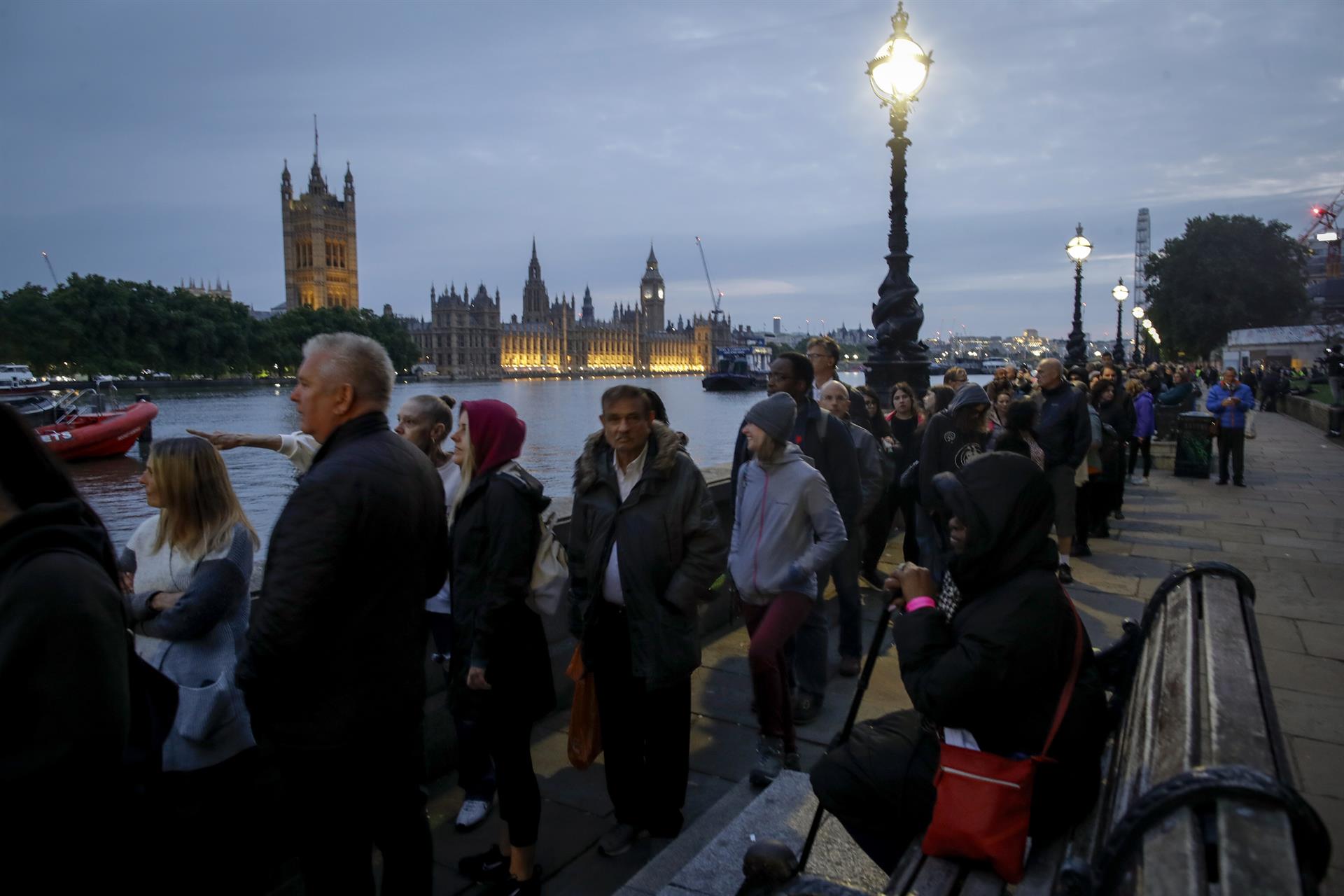 Desbordados: el gobierno británico cierra, durante unas horas, la cola para despedirse de Isabel II