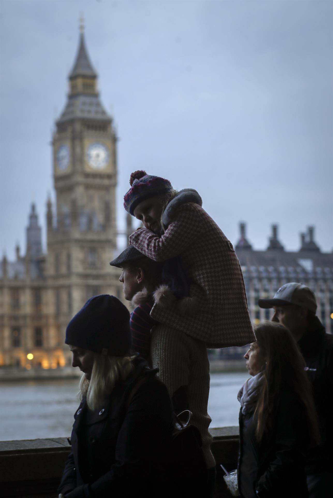 Padre e hija esperan cola Londres efe (2)