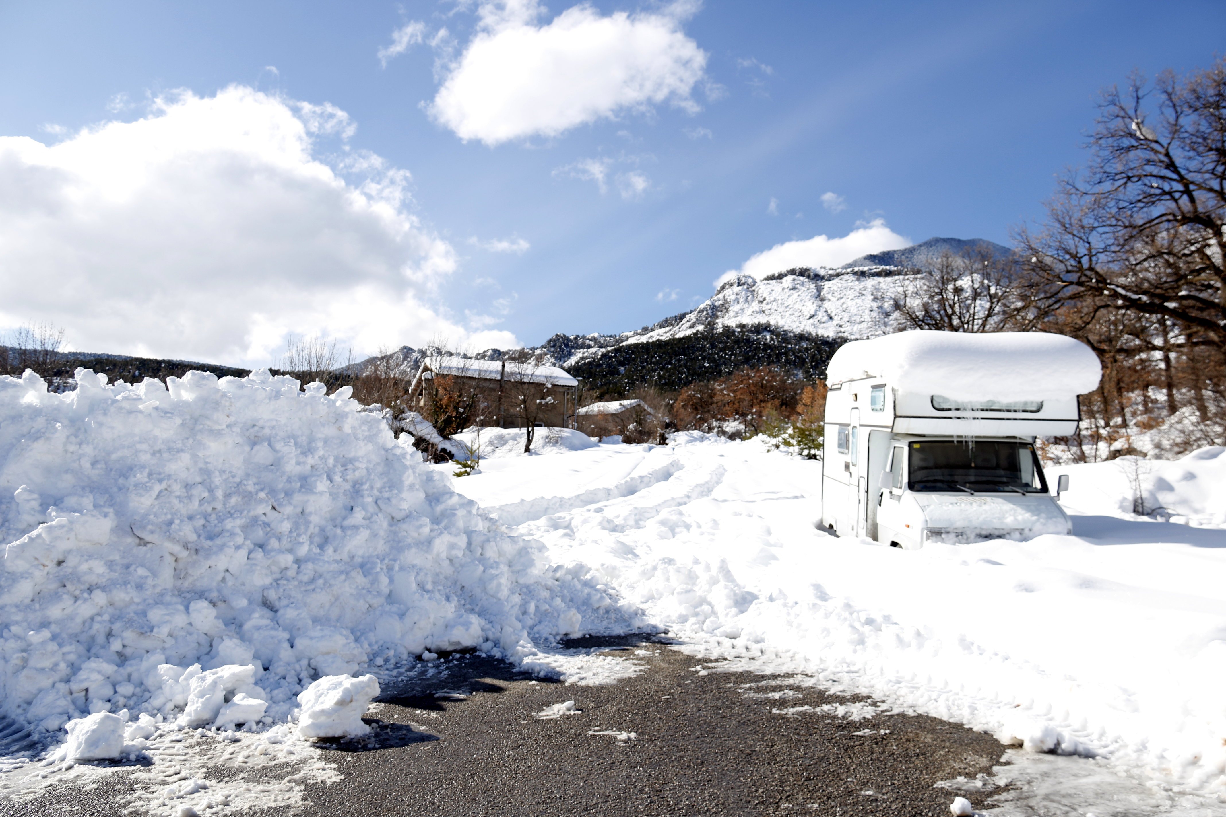 Tres carreteres secundàries catalanes, tallades per la neu