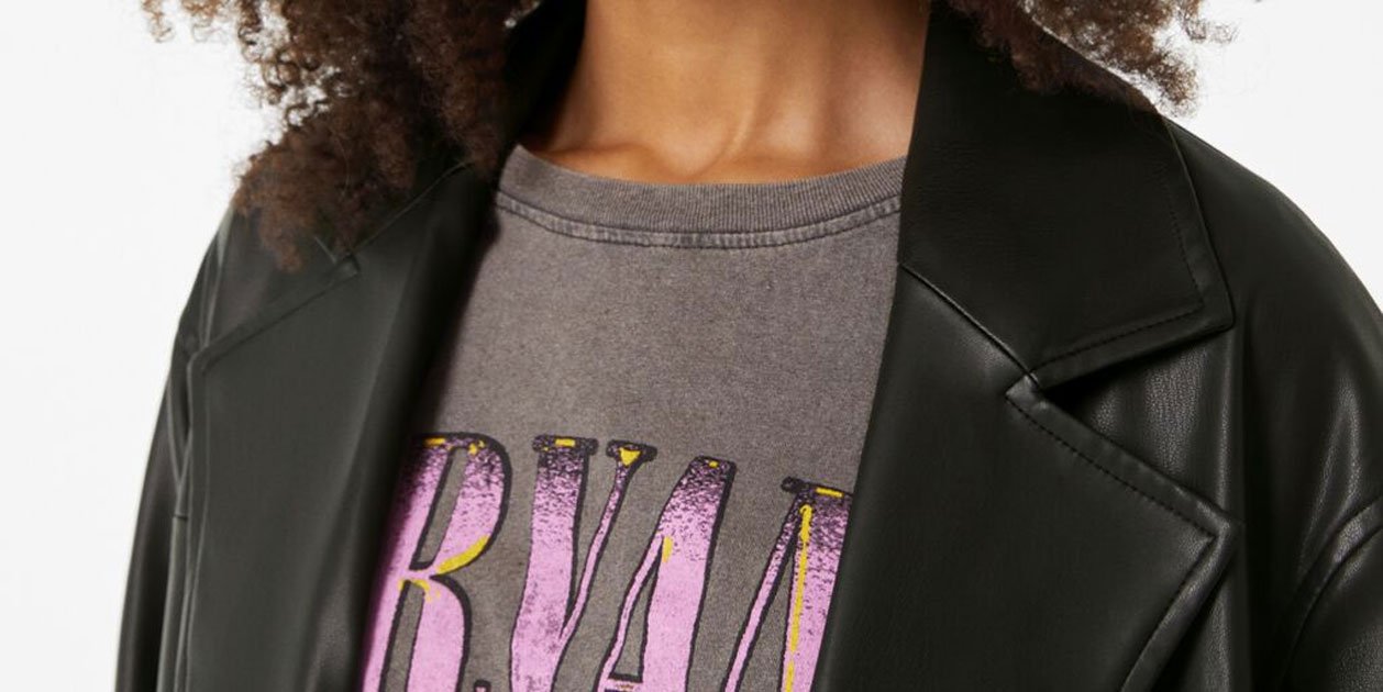 Bershka tiene el abrigo largo efecto piel que verás a las famosas en otoño