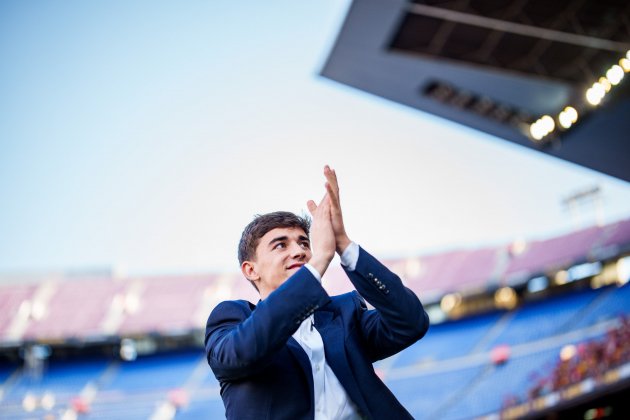 Gavi aplaudiendo renovacion Spotify Camp Nou / Foto: FC Barcelona