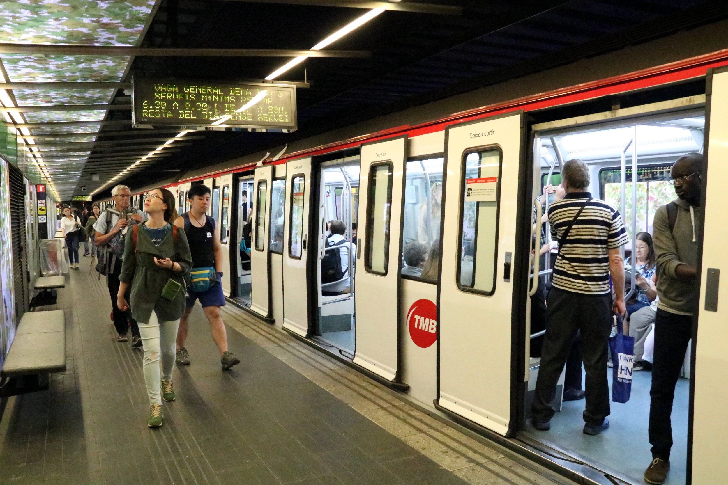 Desallotgen un comboi del metro a Rocafort per un problema amb els frens