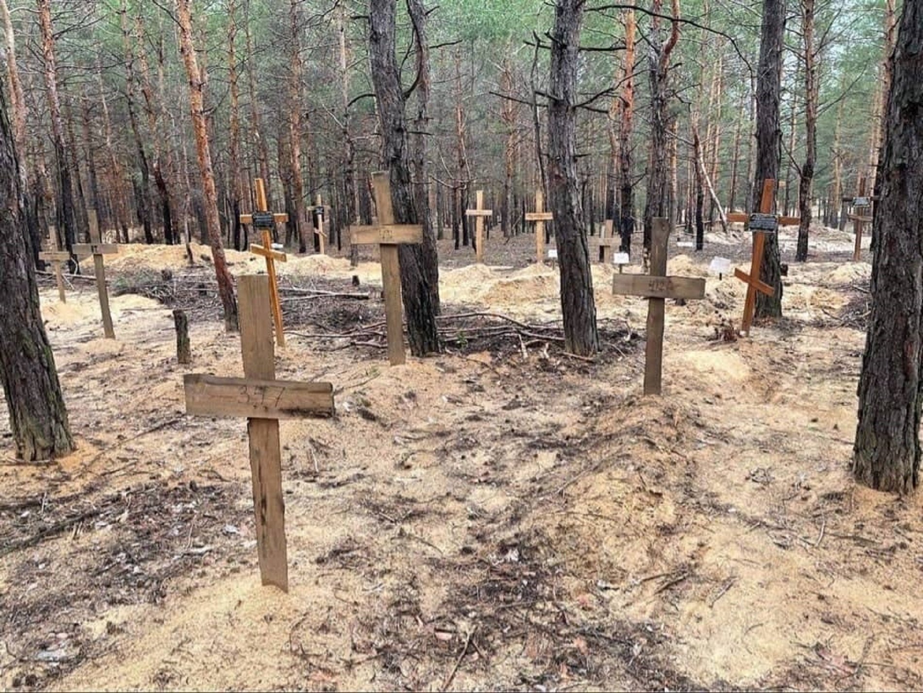 Encuentran 440 cadáveres enterrados en fosas comunes en la ciudad liberada de Izium