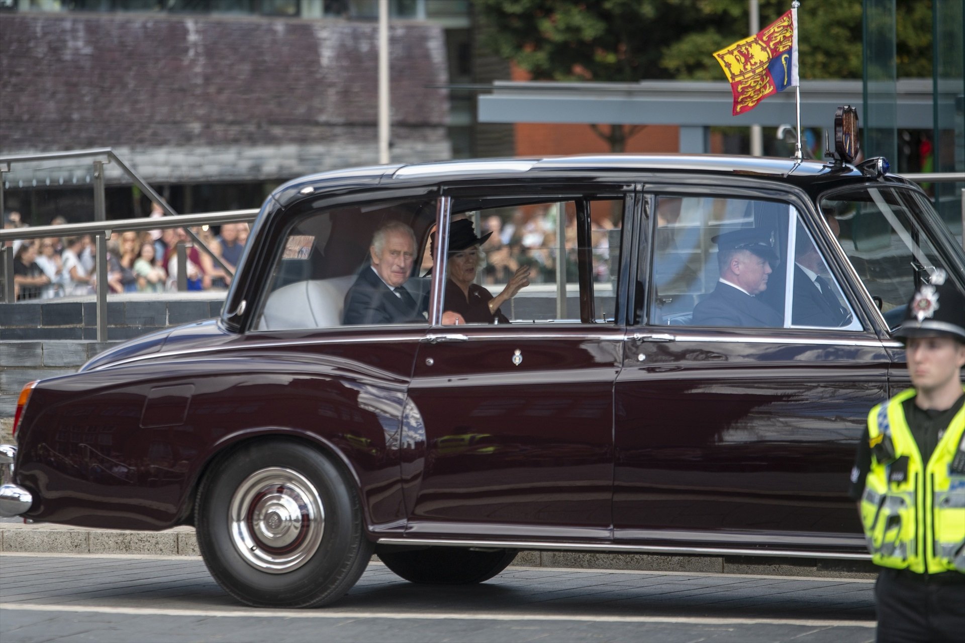 Protesta independentista contra Carlos III en Gales | VÍDEO