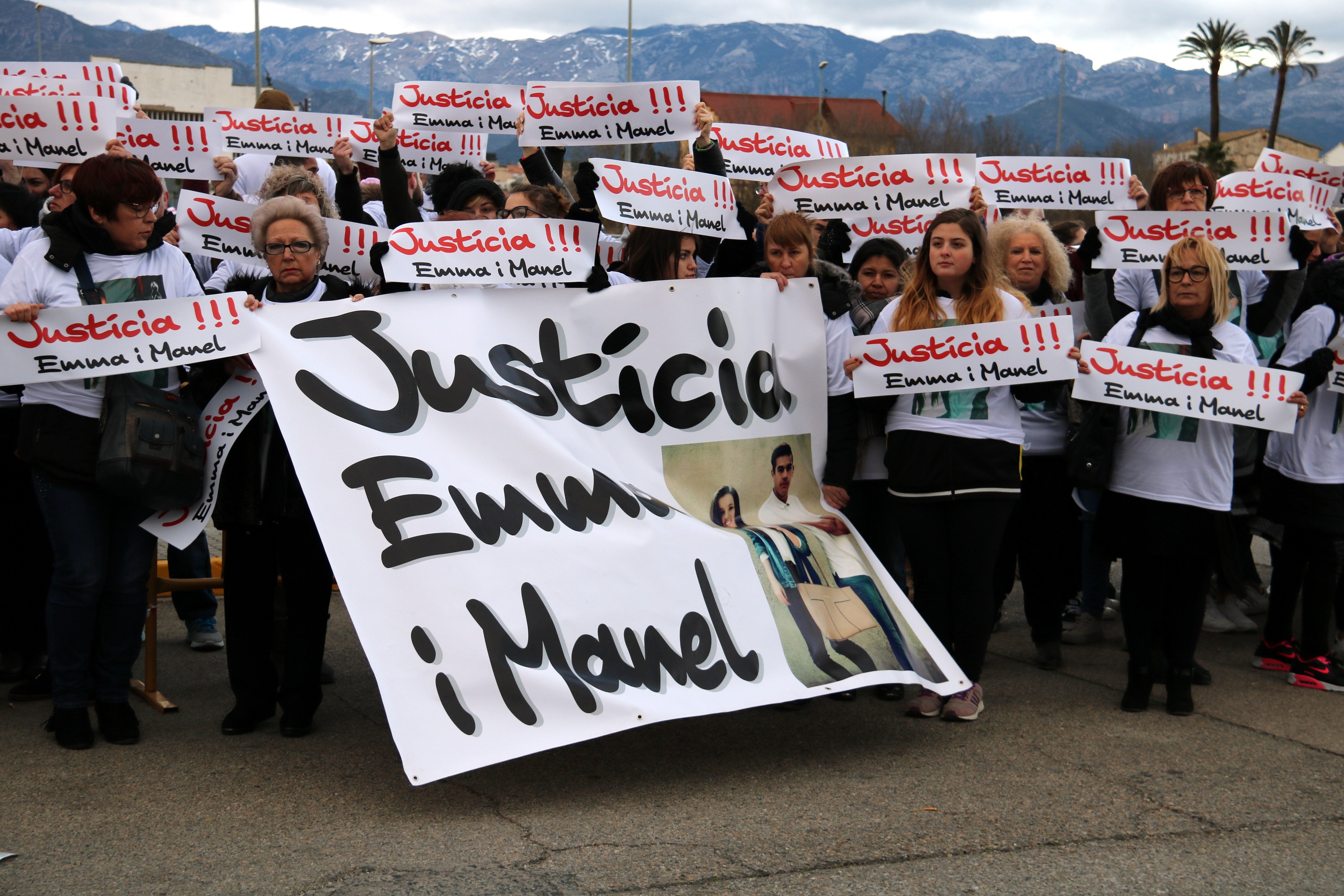 Gairebé 200 persones clamen justícia als jutjats de Tortosa pels seus familiars morts a un accident