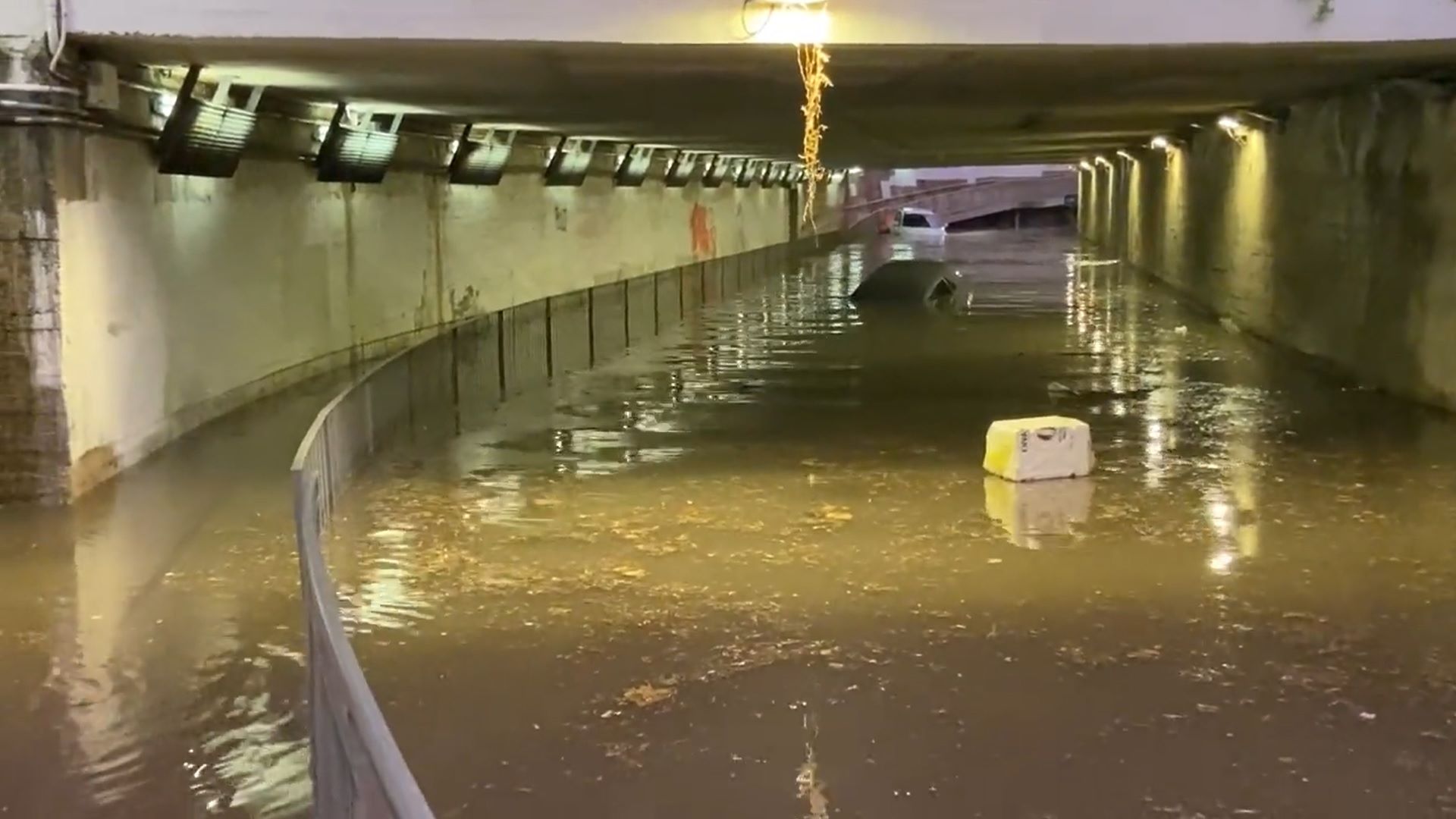 Un ferit greu, dos vaixells enfonsats i una dotzena d'afectats per la pluja intensa al Maresme | VÍDEOS