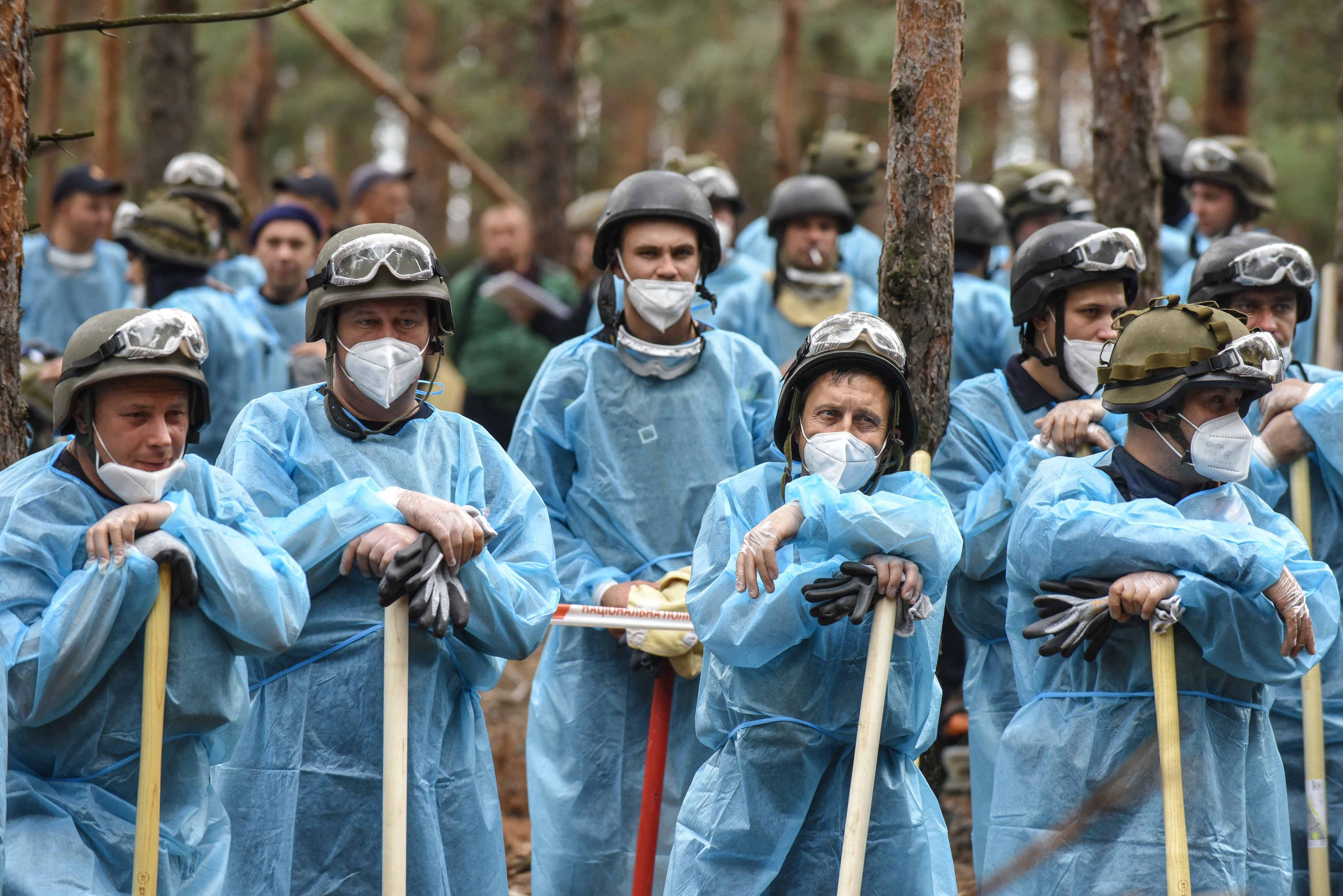 Portades horroritzades per les fosses comunes d’Ucraïna