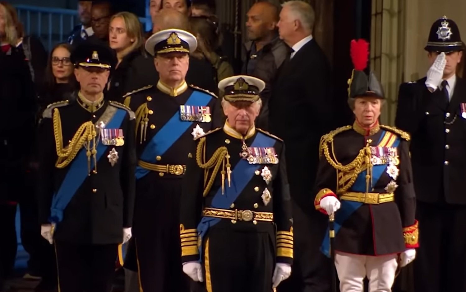 Carles III, acompanyat dels seus germans, homenatja la reina Elisabet II a Westminster