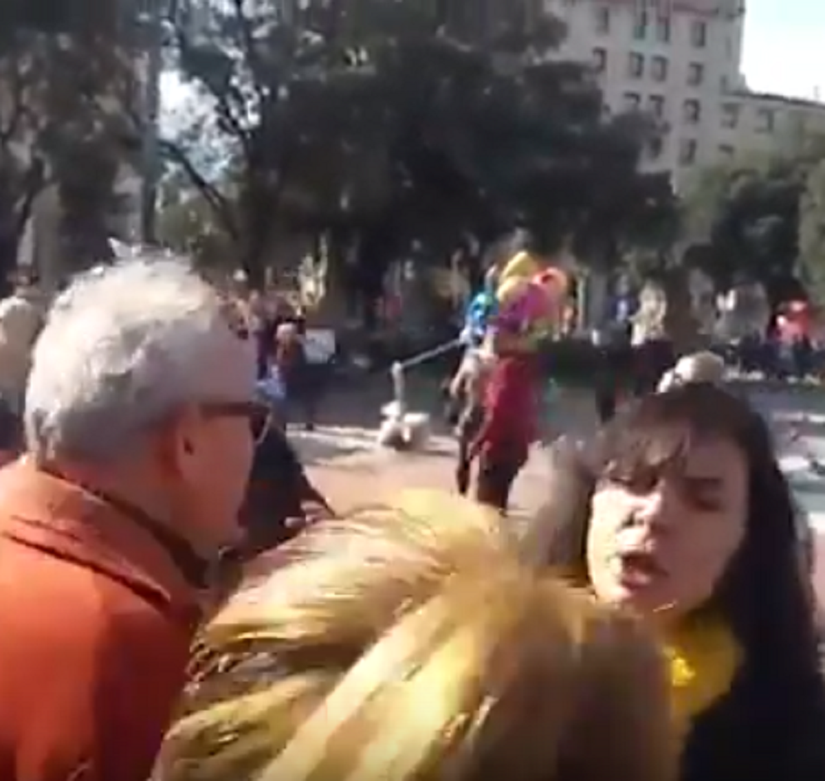 VÍDEO: Insultos a una independentista en la acampada unionista