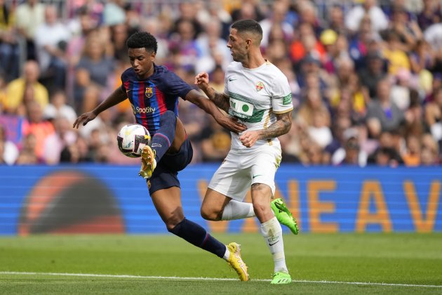 Alejandro Balde Tete Morente Barça Elche / Foto: EFE