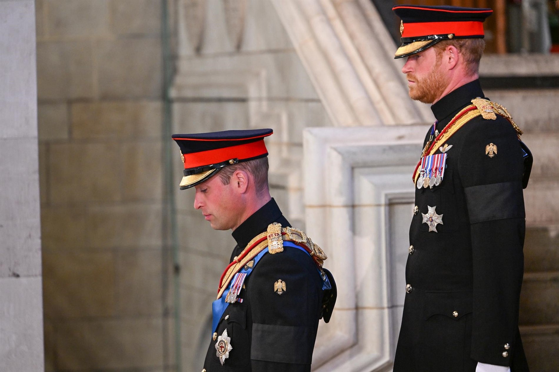 Los ocho nietos de Isabel II velan su féretro en Westminster