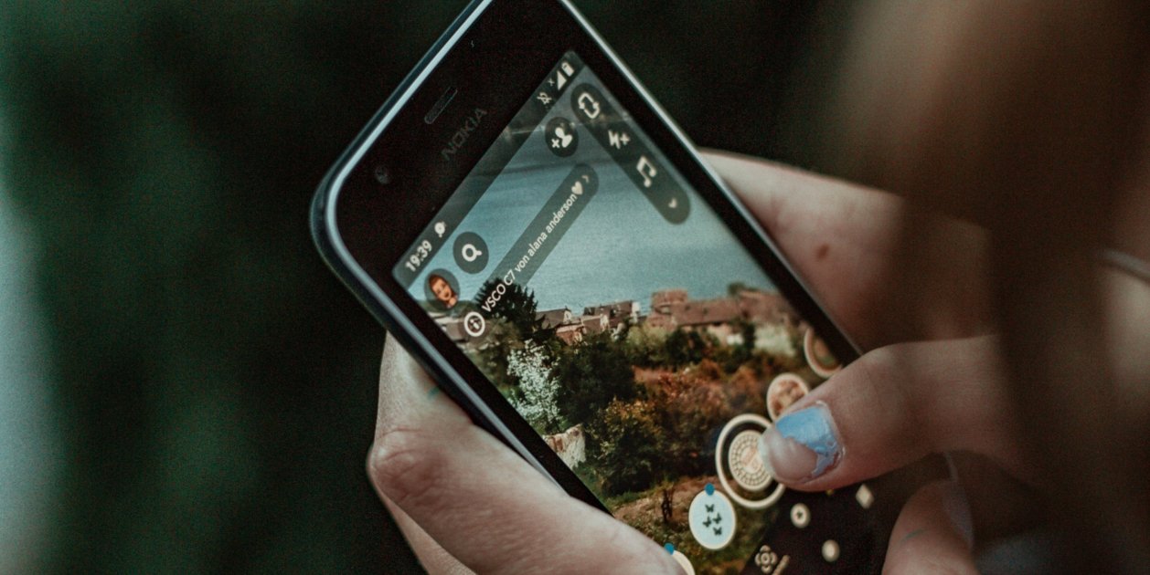 Adolescente usando redes sociales / Unsplash Adolescente usando redes sociales / Unsplash