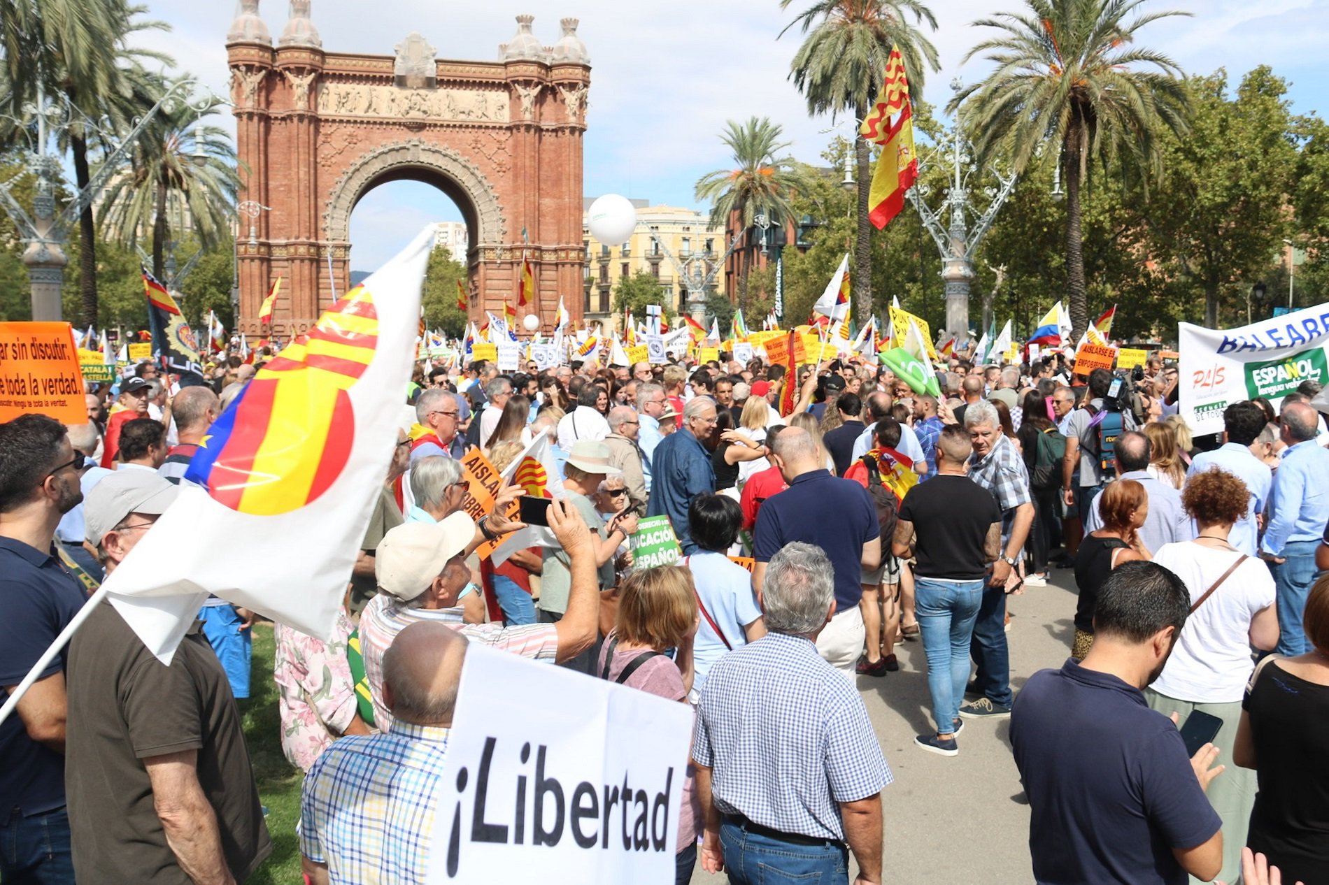 Manifestación educacion en castellano arco de triunfo ACN