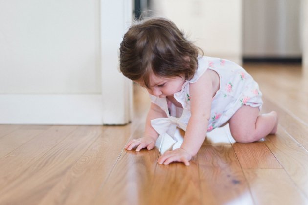 Niña gateando / Unsplash