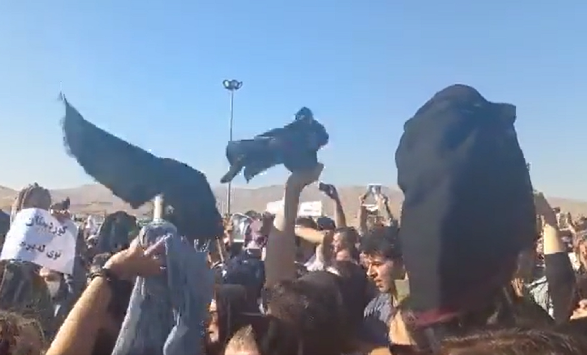 Les iranianes llancen el hijab en protesta per la mort de Mahsa Amini sota custòdia policial
