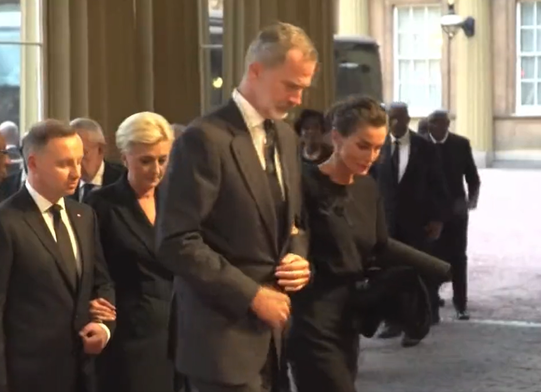 Felipe VI y Letizia, en la recepción de Buckingham esquivando a Juan Carlos I | VÍDEO