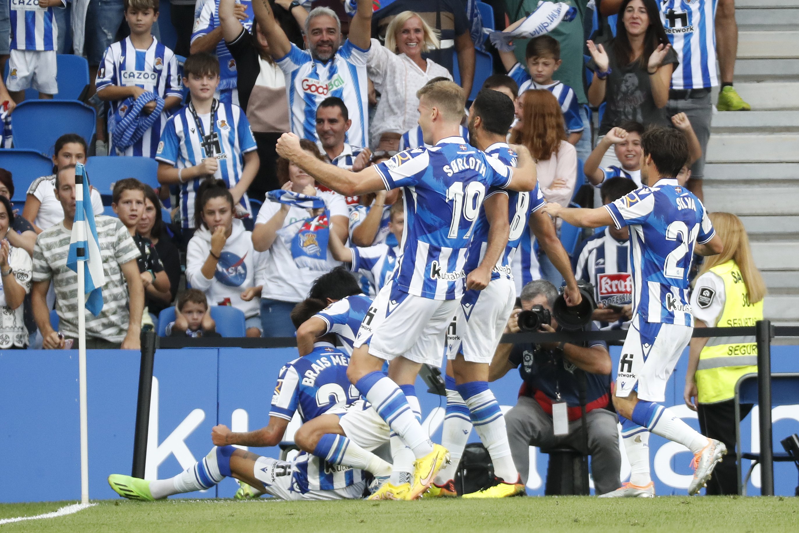 La Real Sociedad impone su ley y deja al Espanyol al borde del descenso (2-1)