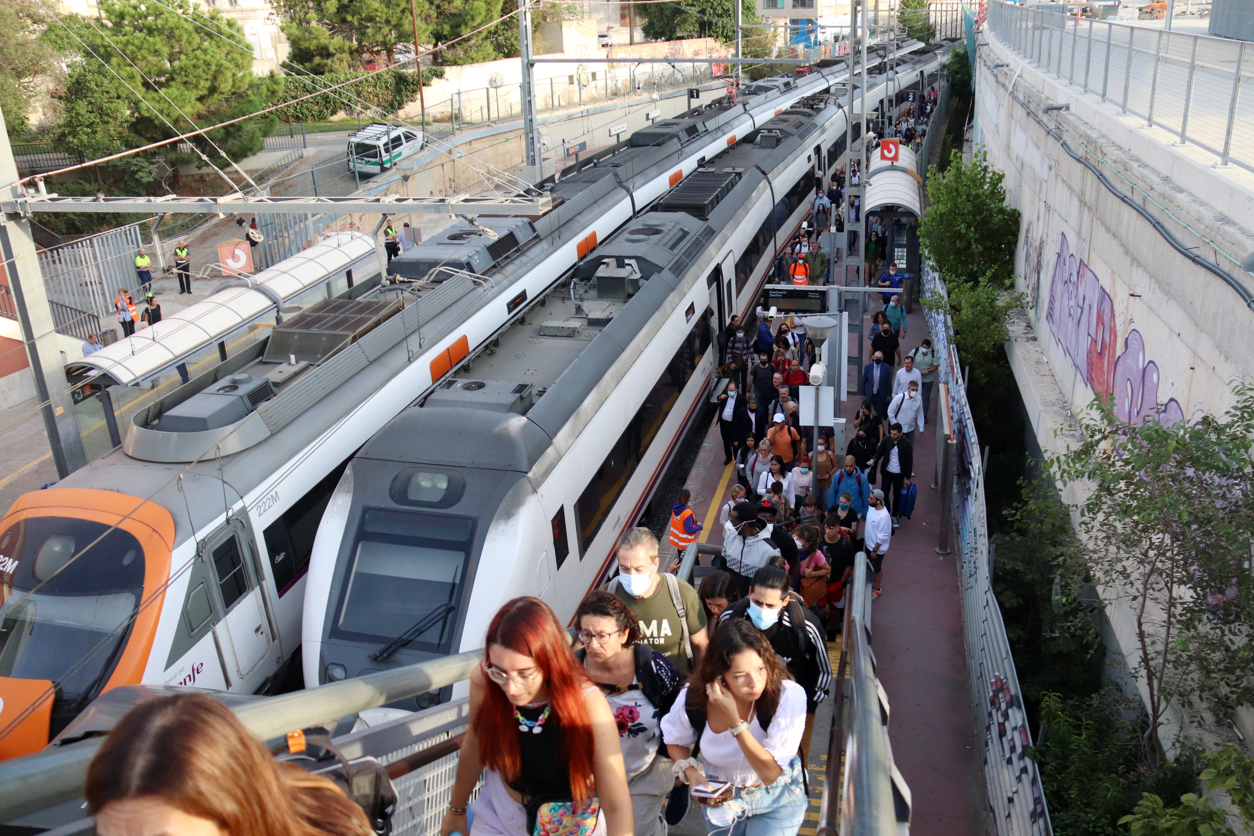 Desconcierto y quejas el primer día laborable del corte de la R2 Nord y la R11