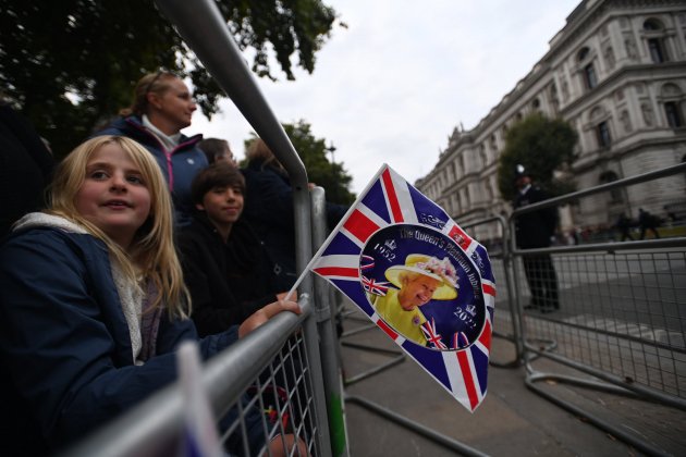 Colas para observar el feretre de la reina Elisabet II Efe