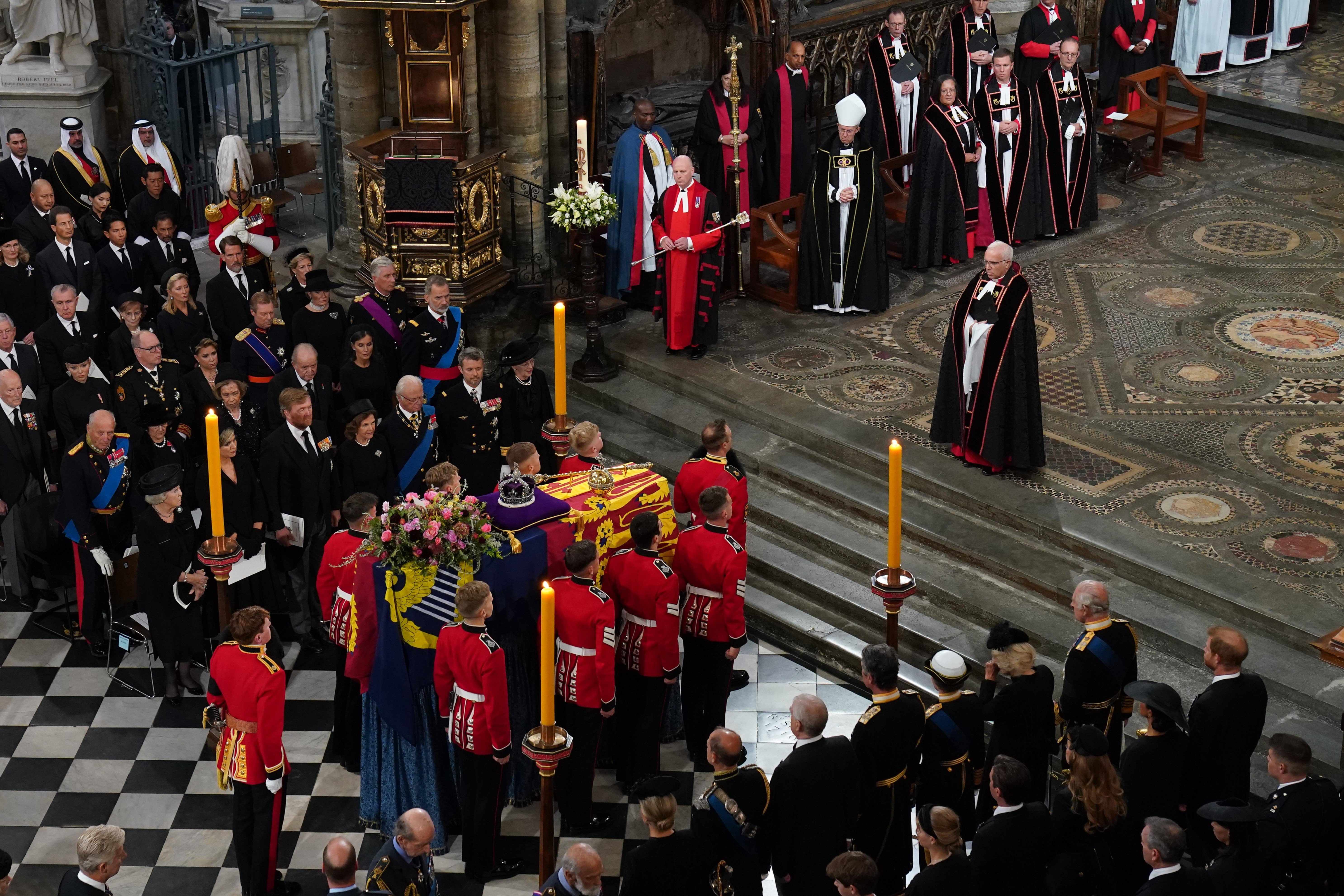 Felipe VI y Letizia se sientan con Juan Carlos I y Sofía de Grecia en el funeral de Isabel II