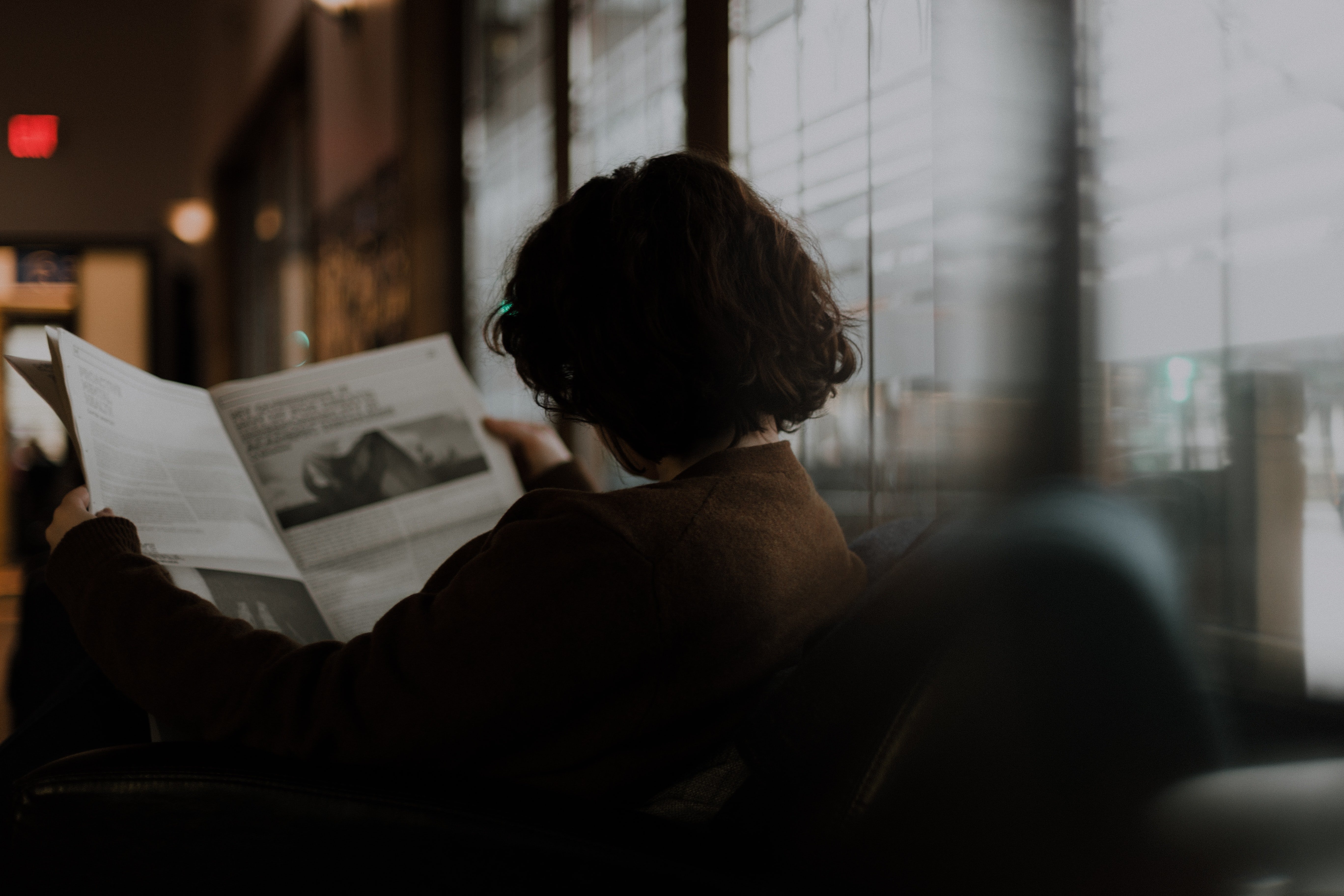 Un home llegeix el periódico de paper / Unsplash Un home llegeix el periódico de paper / Unsplash