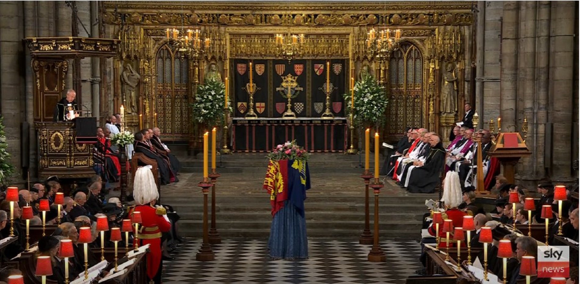 Per què hi ha un escut amb les quatre barres a l'abadia de Westminster?