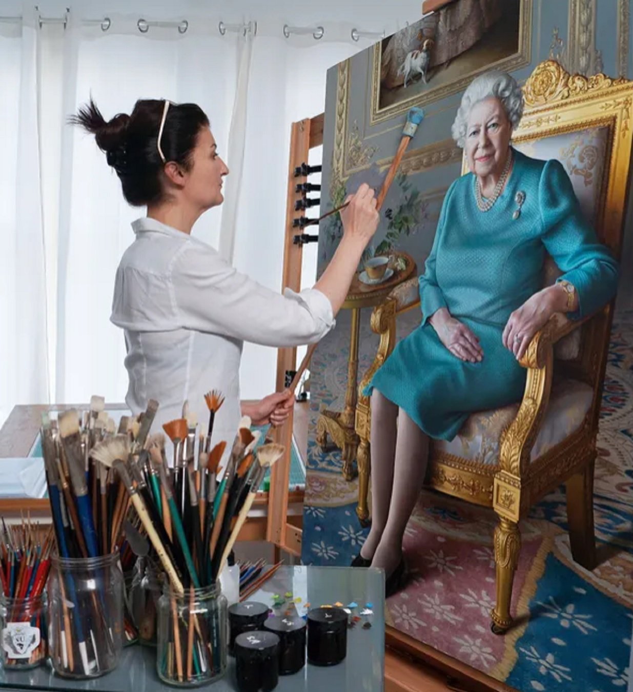 Miriam Escofet treballant el retrat d'Isabel II