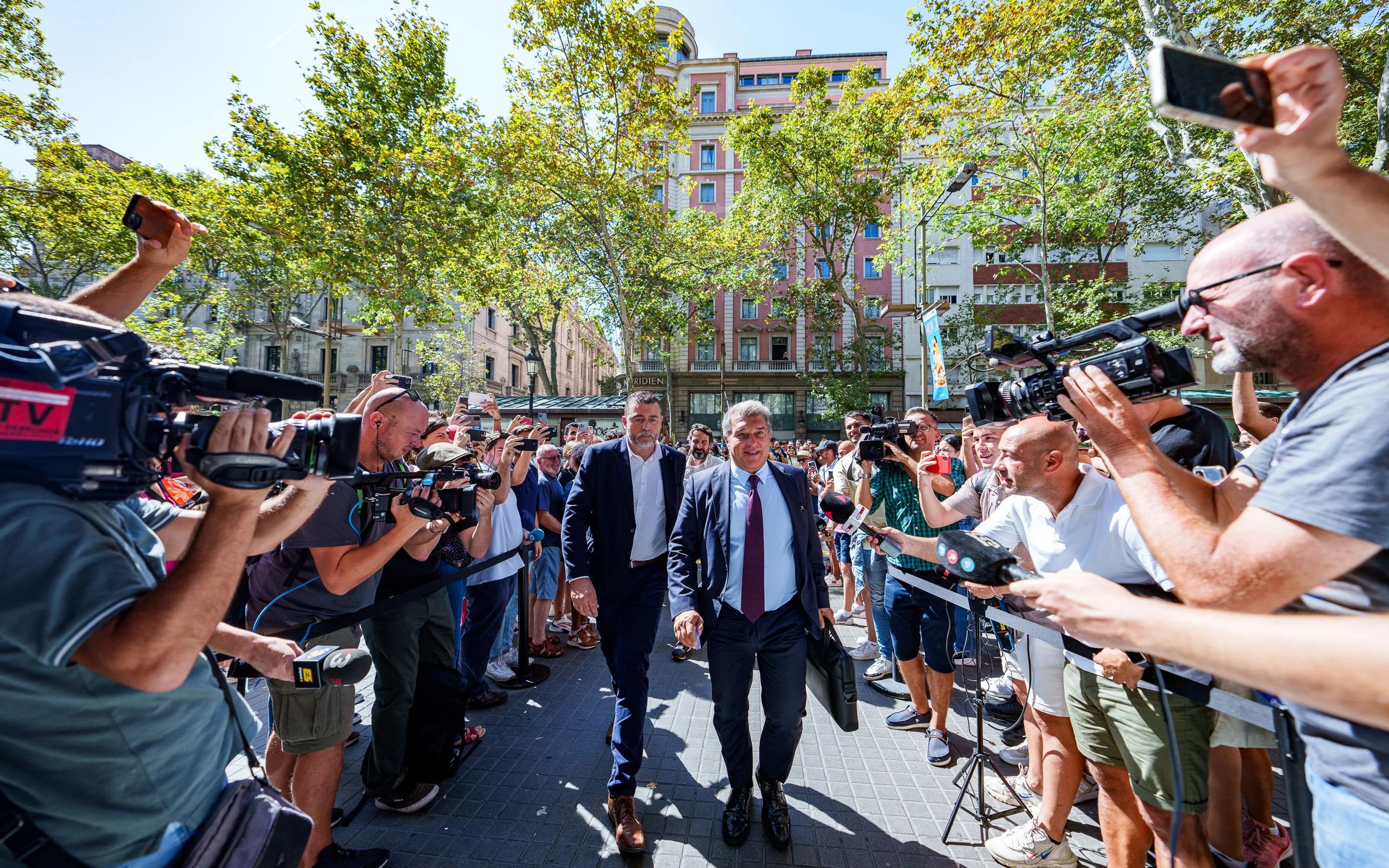 Joan Laporta aprofita el viatge a Milà per plantejar una operació traumàtica al Barça