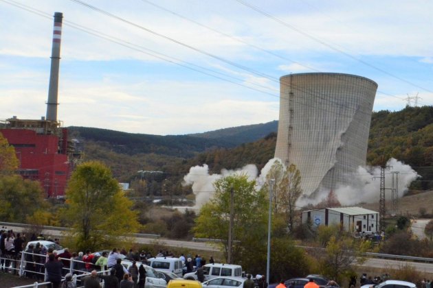 Voladura de la torre de refrigeració de la central tèrmica de Velilla (Palència)