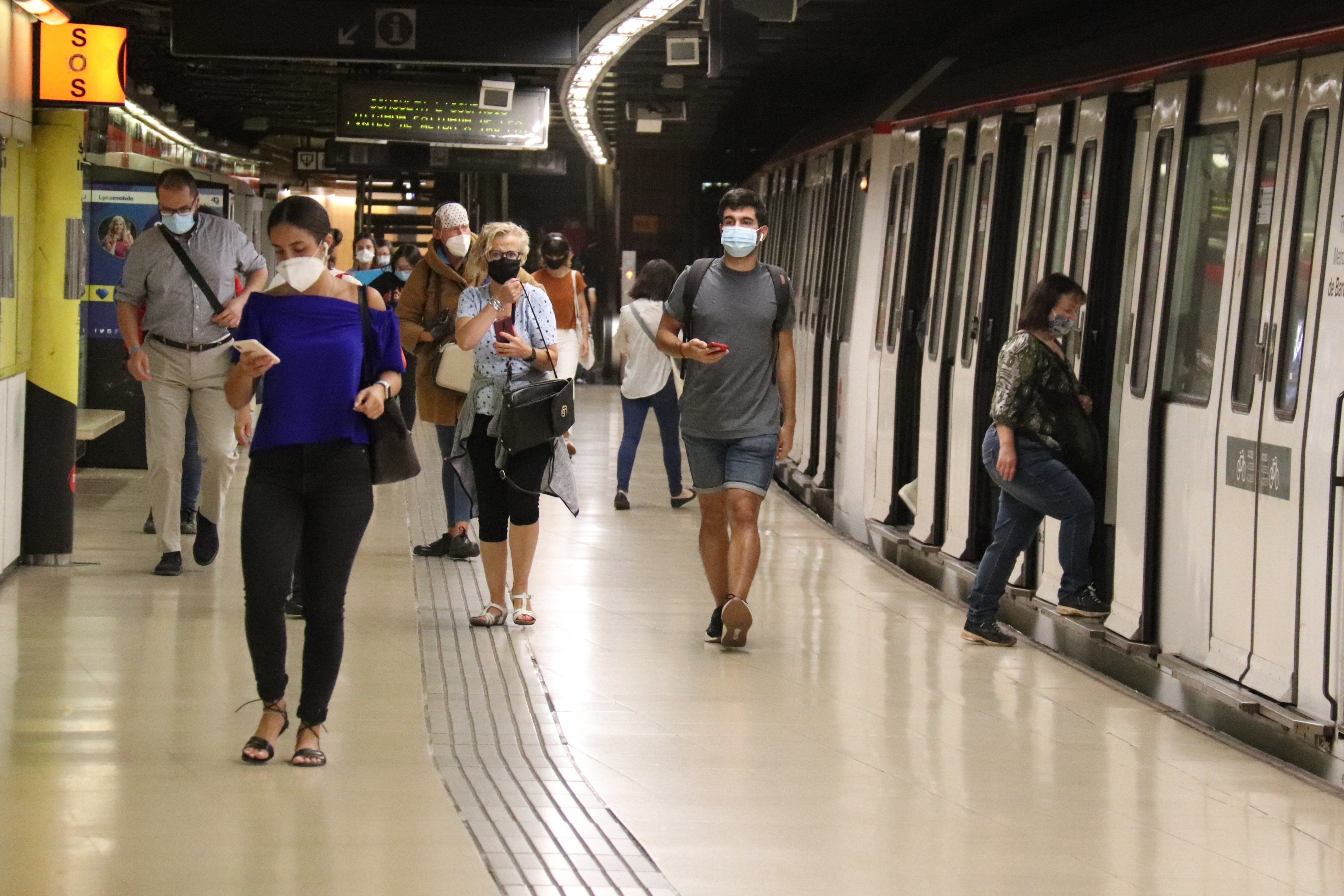 El Ministeri de Sanitat es planteja retirar aquesta setmana les mascaretes al transport públic