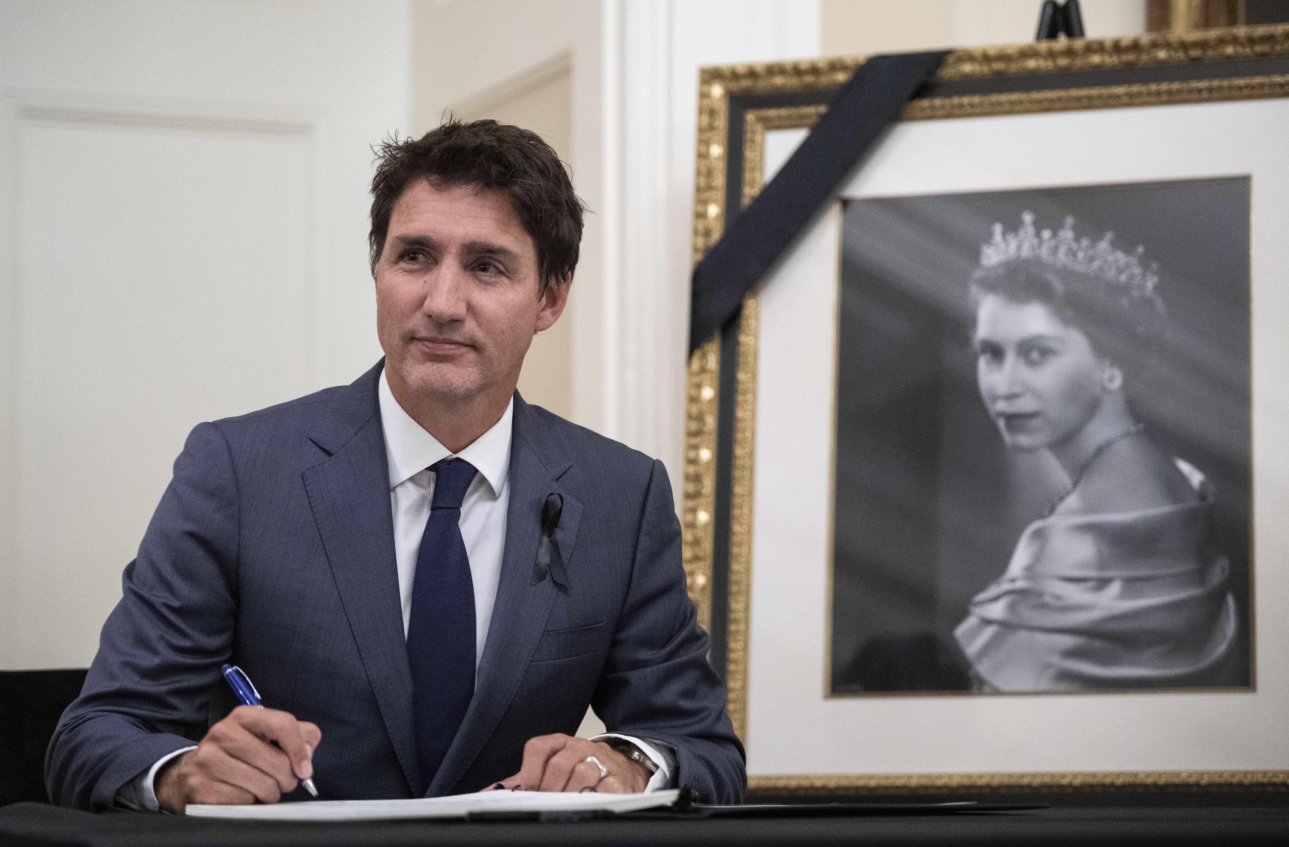 Justin Trudeau lo da todo cantando antes del funeral de Isabel II e indigna a los monárquicos