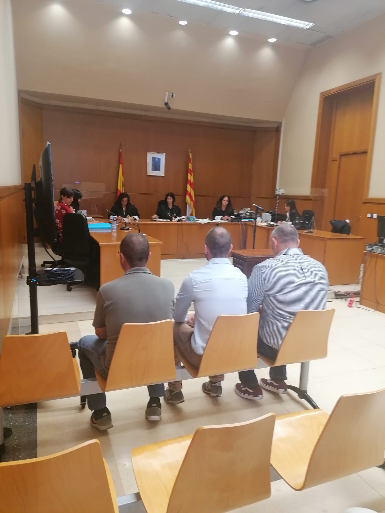 La fiscal rebaixa a una multa lleu el càstig a tres fatxes per cridar "indepe maricón" a un jove a Barcelona