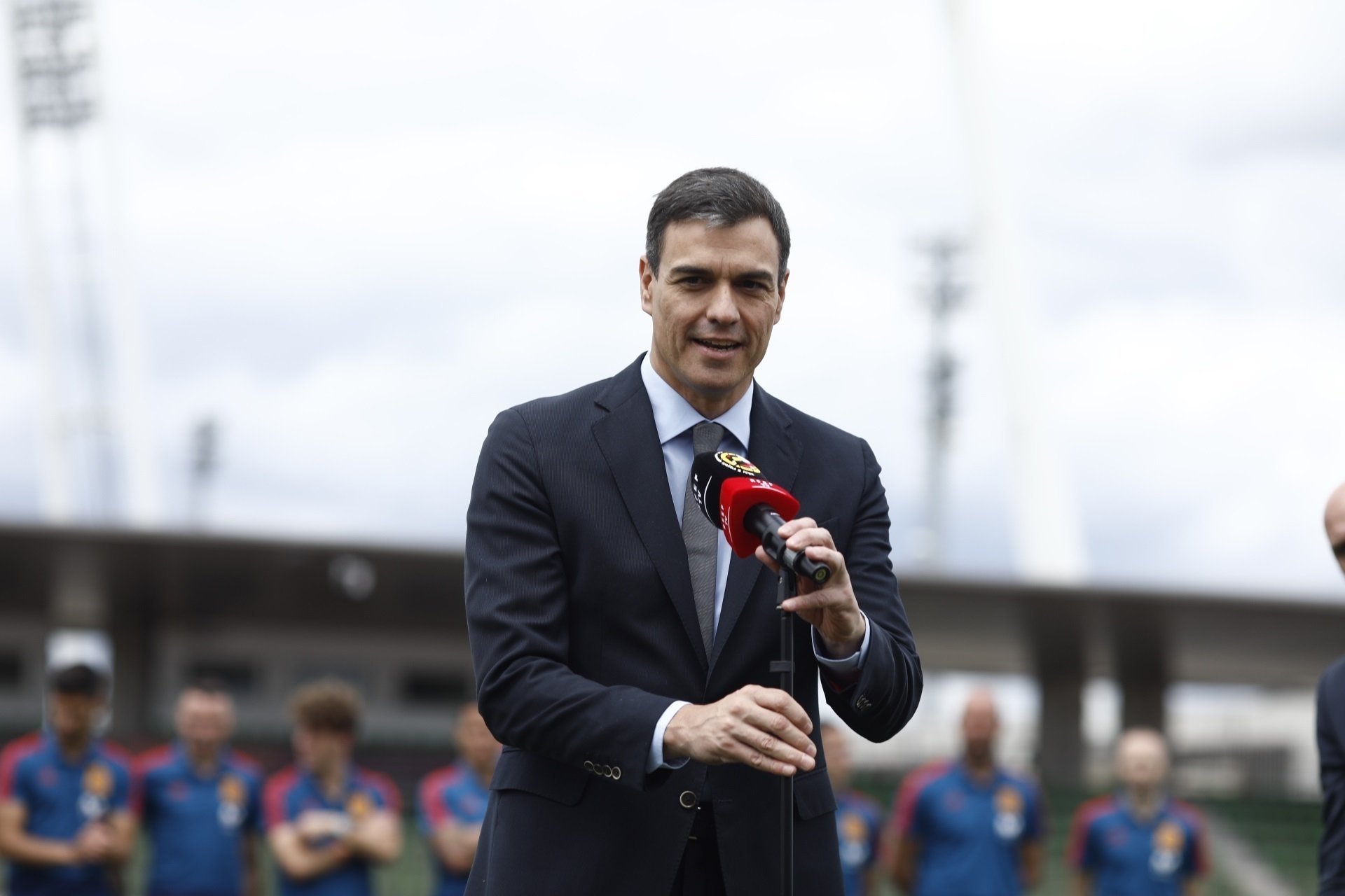 Pedro Sánchez critica el racismo contra Vinícius en el derbi entre Atlético y Real Madrid