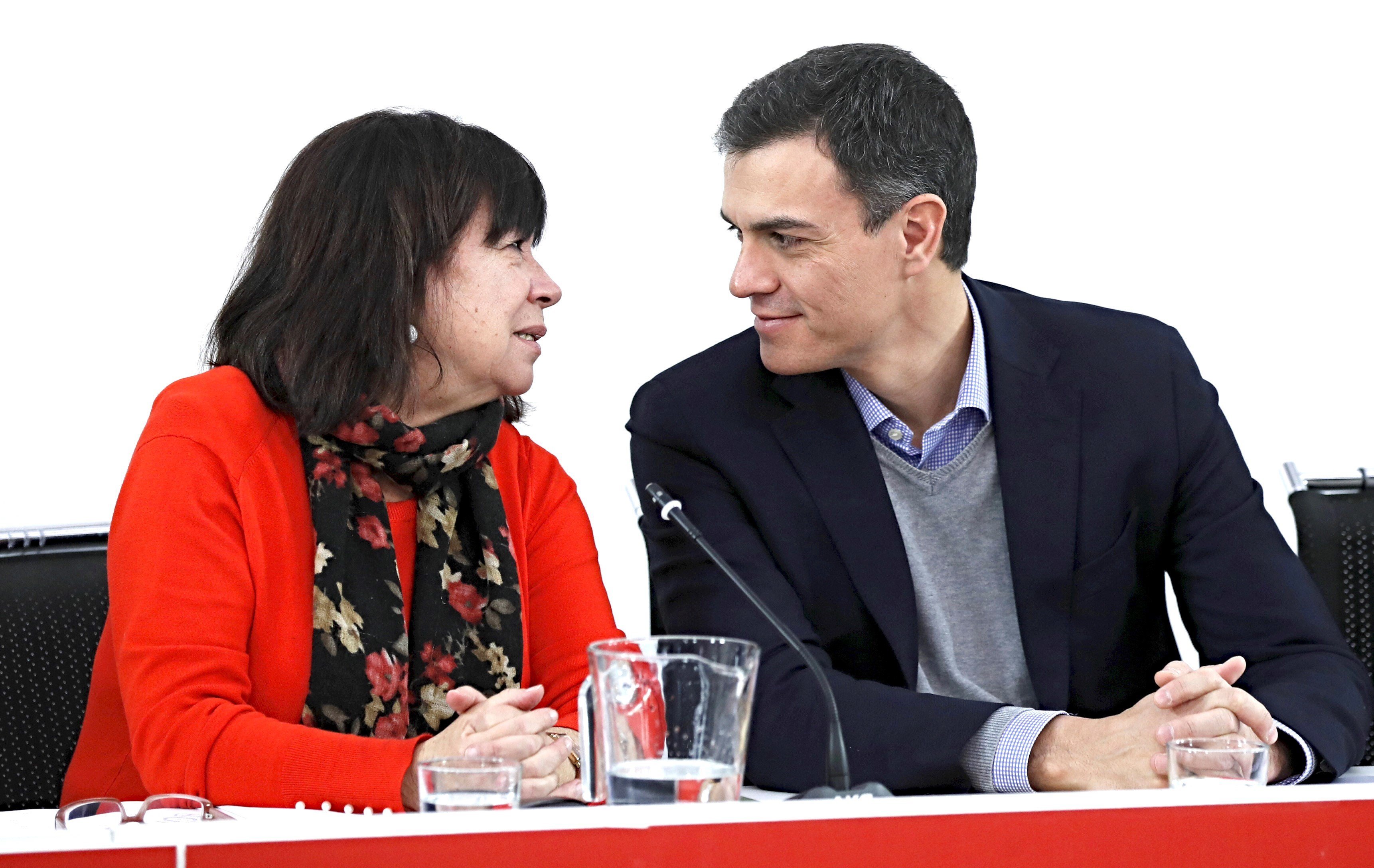 Sánchez dribla a los barones y deja a la militancia decidir acuerdos postelectorales