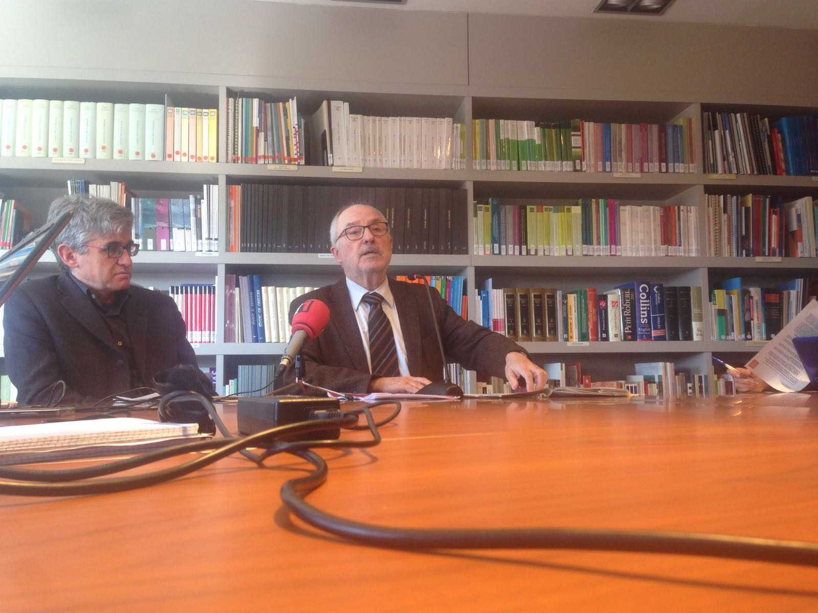 El Síndic demana prohibir les Taser fins que el Parlament no les autoritzi