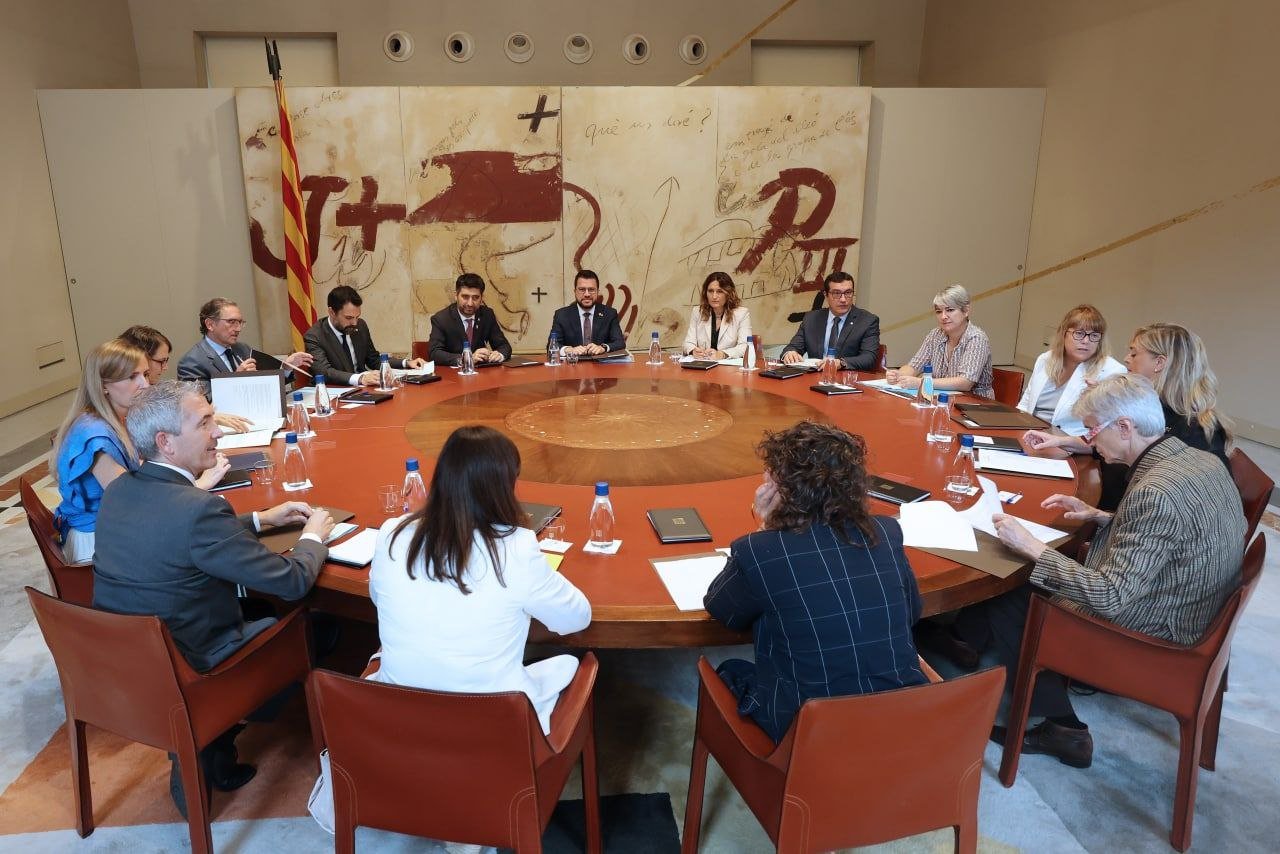 Juanma Moreno tira la canya a Ibai mentre ERC i Junts topen sobre política fiscal