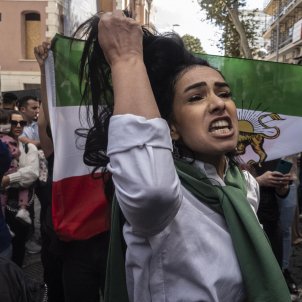 Punto de exclamación Ahorro desempleo Crecen las protestas contra el velo islámico en Irán: la represión causa 6  muertos | VÍDEO