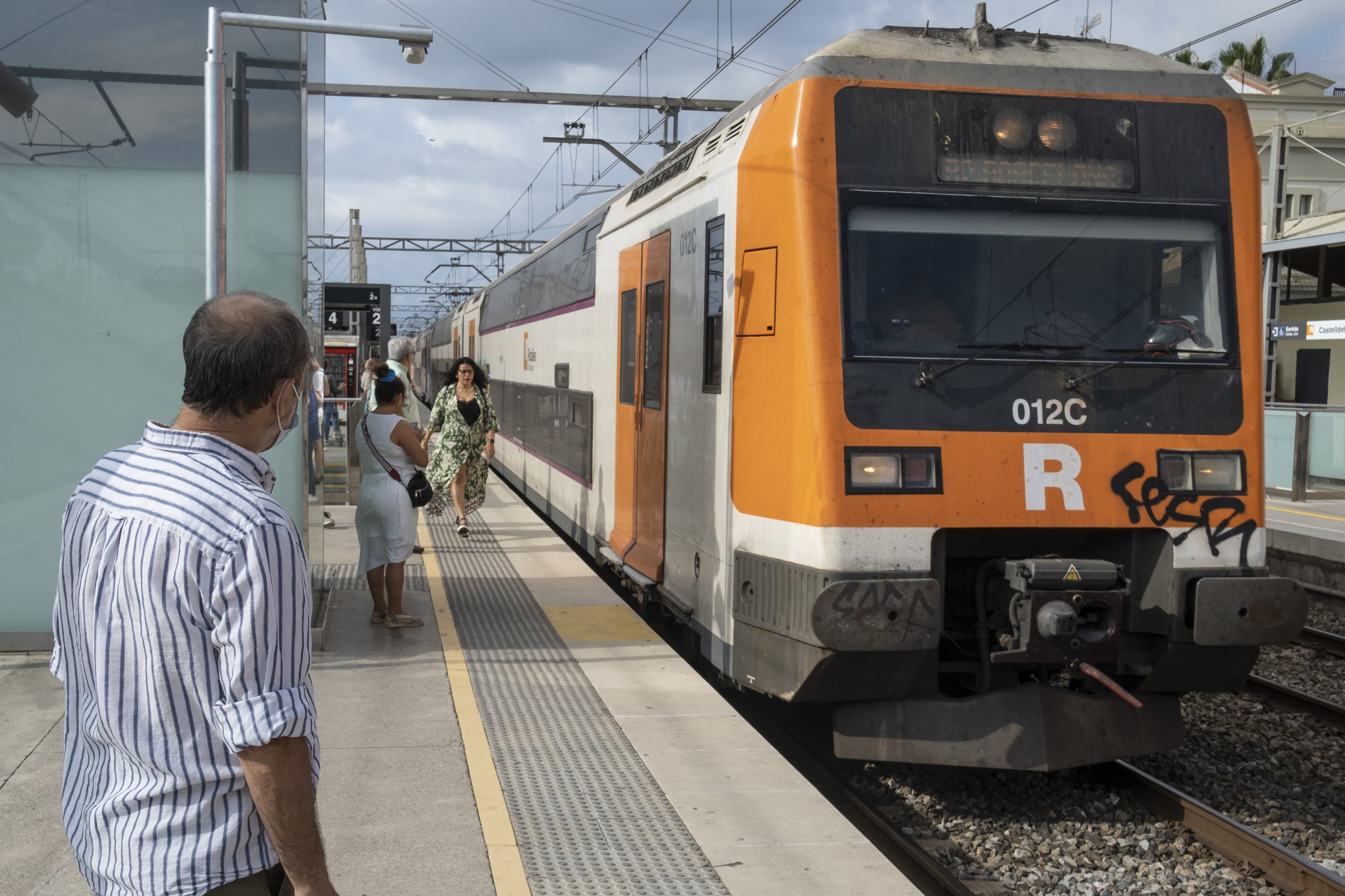 Un tren de Rodalies es passa de frenada: només dos vagons queden a l'andana