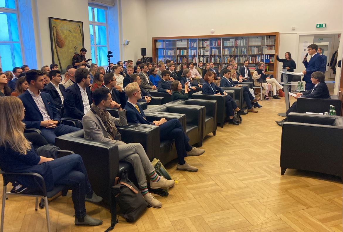 Puigdemont conferencia Viena Alay Puigdemont conferencia Viena Alay