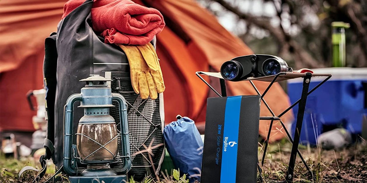 Amazon tiene un cargador solar portátil compatible con iPhone y Android