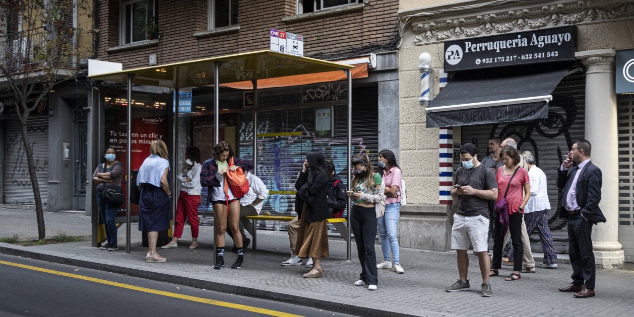 Un autobús atropella a un turista en Barcelona que cruzaba en rojo