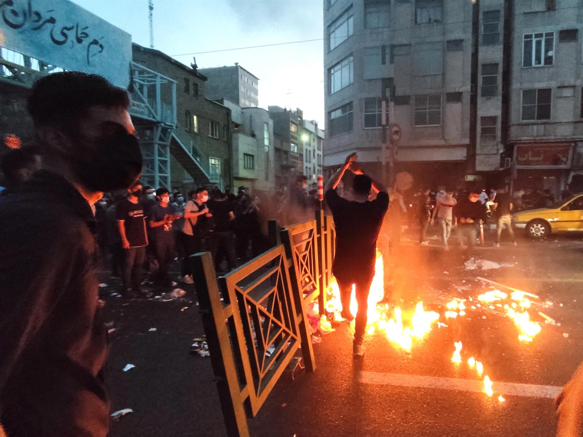 El régimen iraní, con serios problemas para controlar la revuelta contra el velo islámico | VÍDEOS