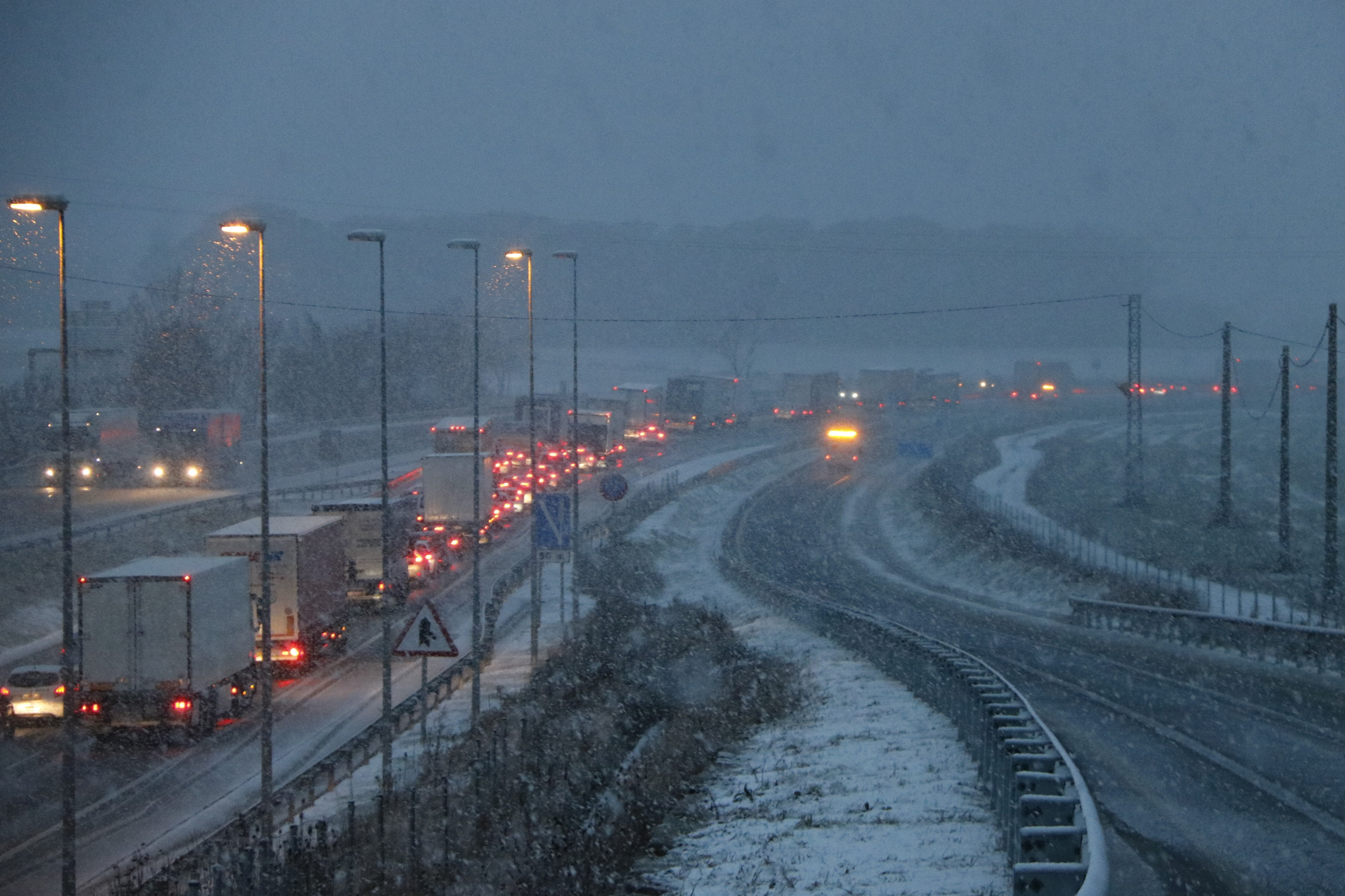 Colapsadas las principales carreteras catalanas por las nevadas