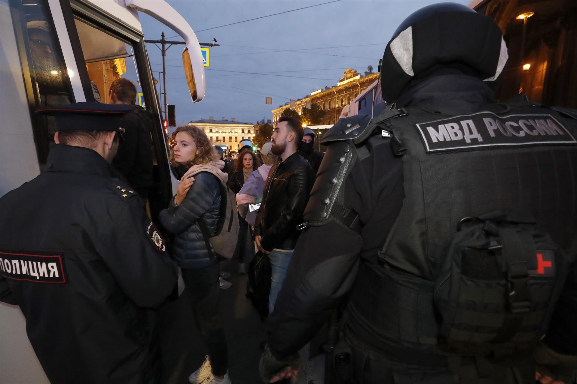 Desenes de detinguts a les manifestacions reben citació per anar a la guerra